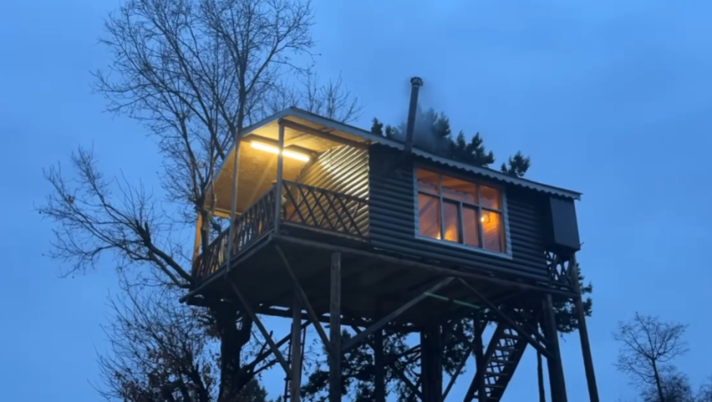 男人历经两个半月，在深山里建造豪华树屋。-观墨剪分享